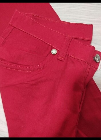 Kırmızı kot pantolon