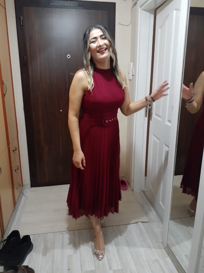 Bordo Yüksek Yakalı Piliseli Elbisesi - Görsel 2