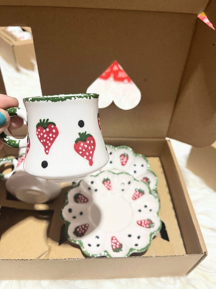 Çilek Desenli 2'li Fincan ve Tabak Seti - Görsel 2