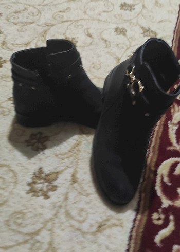 Siyah Deri Tokalı Kadın Dolgu Topuk Bot - Görsel 2