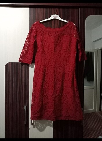 Kırmızı dantelli elbise