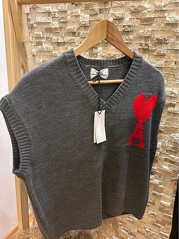 Ami etiketli sweater