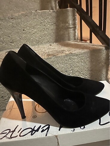 siyah kadife topuklu ayakkabi