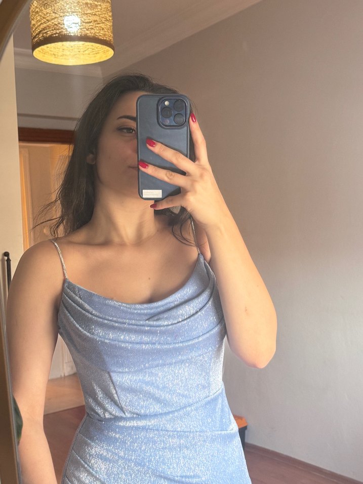 Mavi Parlak Drapeli Uzun Straplez Kadın Abiye - Görsel 4