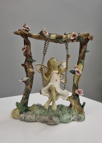 Çiçekli Salıncakta Peri Biblo - Görsel 5