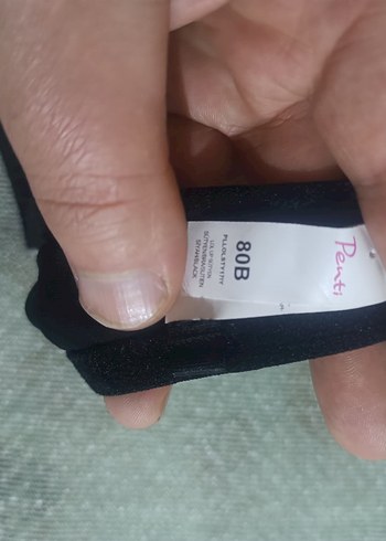 Beyaz ve Siyah Minimalist Sütyenler - Görsel 3