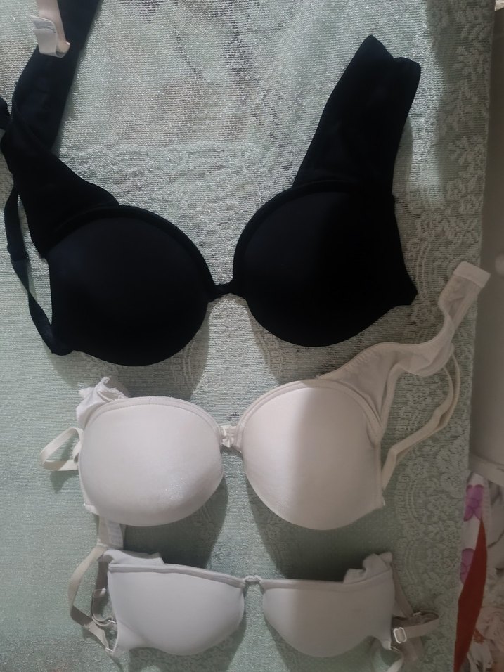 Beyaz ve Siyah Minimalist Sütyenler - Görsel 2