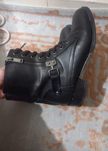 Siyah Deri Tokalı Kadın Botu - Görsel 4