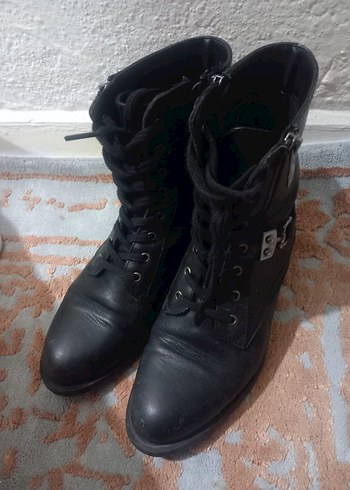 Siyah Deri Tokalı Kadın Botu - Görsel 2