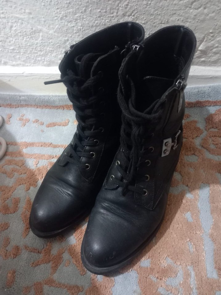 Siyah Deri Tokalı Kadın Botu - Görsel 2