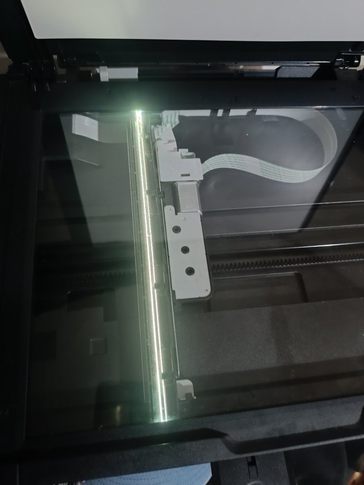 Beyaz ve Gri Yazıcı - Görsel 2