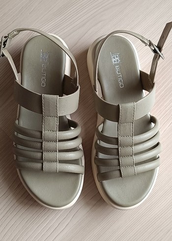 Kadın Dolgu Topuklu Tokalı Sandalet