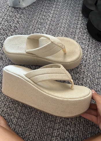 Pull and Bear Bej Bohem Dolgu Topuklu Kadın Terlik