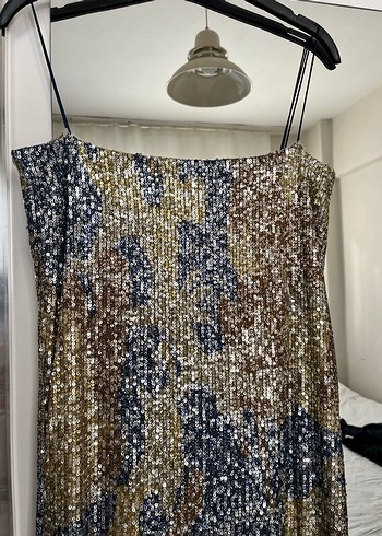 Drapeli Altın Renk Yılan Desenli Uzun Abiye Elbise - Görsel 2