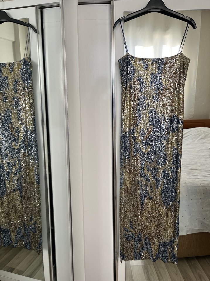 Drapeli Altın Renk Yılan Desenli Uzun Abiye Elbise - Görsel 3