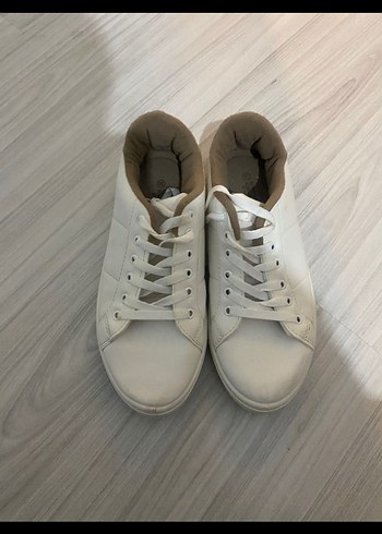 Beyaz Minimalist Kadın Spor Ayakkabı