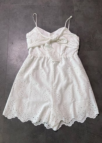 Askılı Beyaz Nakışlı Mini Dantel Tulum - Görsel 3