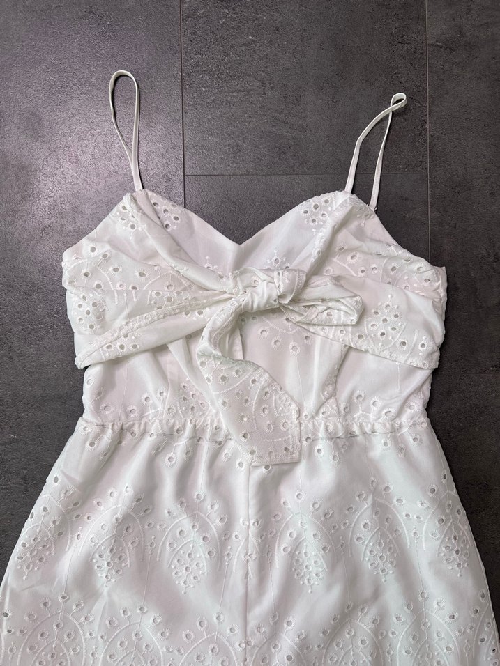 Askılı Beyaz Nakışlı Mini Dantel Tulum - Görsel 4