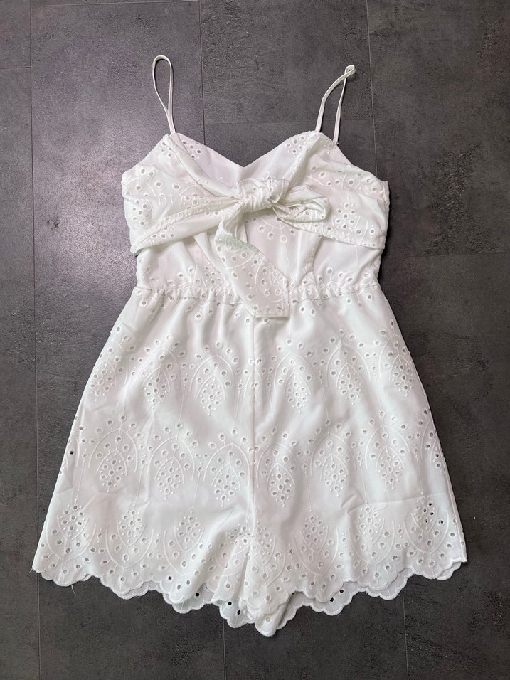 Askılı Beyaz Nakışlı Mini Dantel Tulum - Görsel 2