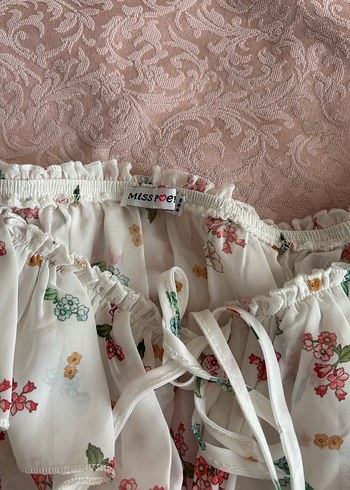 Beyaz Çiçek Desenli Straplez Bluz - Görsel 3