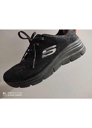 Leopar Desenli Siyah Spor Ayakkabı Skechers Spor Ayakkabı %20 İndirimli -  Gardrops