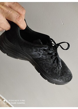 Skechers Leopar desenli siyah spor ayakkabı