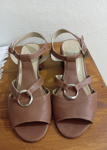 Bej Deri Tokalı Kadın Sandalet