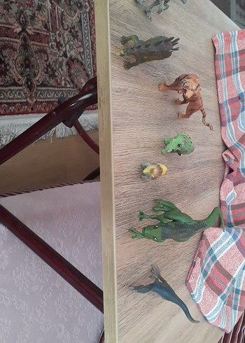 Kahverengi ve Yeşil Figür Oyuncak Seti