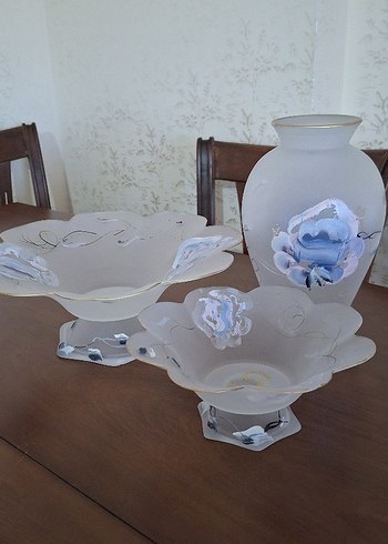 Beyaz Çiçek Desenli Seramik Vazo ve Tabaklar