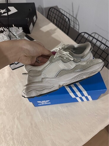 37,5 Beden beyaz Renk Adidas Spor ayakkabı OZWEEGO