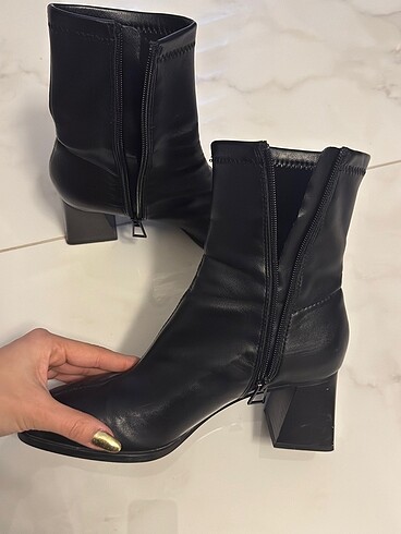 Stradivarius Kadın bot Stradivarius