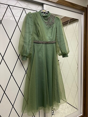 Yeşil taşlı abiye elbise