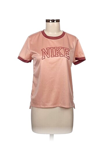 Nike T-shirt %70 İndirimli.