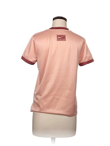 m Beden Nike T-shirt %70 İndirimli.