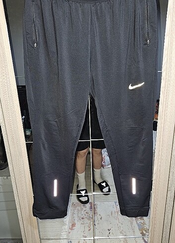 Nike dri fit eşofman altı L beden giyenede olur orjinaldir