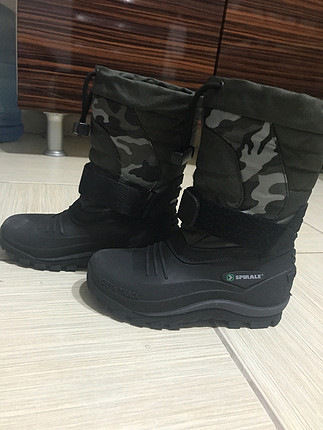 ERKEK ÇOCUK KAR BOTU HİÇ GİEMEN KÜÇÜLEN BİR ÜRÜN