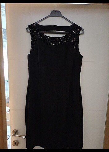 44 Beden Siyah doridorca önü taşlı kısa elbise