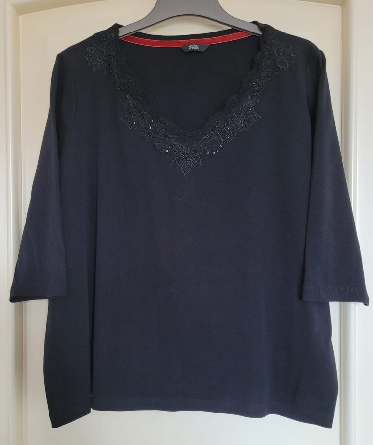 M&S Siyah İşlemeli Boncuklu V Yaka Bluz - Görsel 5