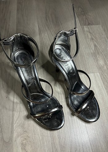 Gri Metal Tokalı İnce Topuklu Ayakkabı