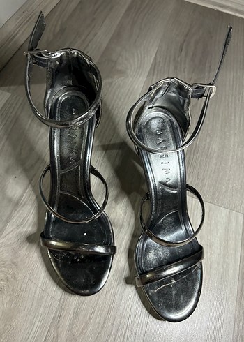 37 Beden Gri Metal Tokalı İnce Topuklu Ayakkabı