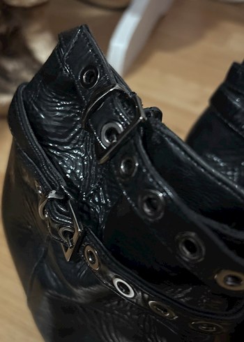 Siyah Deri Yılan Desenli Gotik Tokalı Botlar - Görsel 3