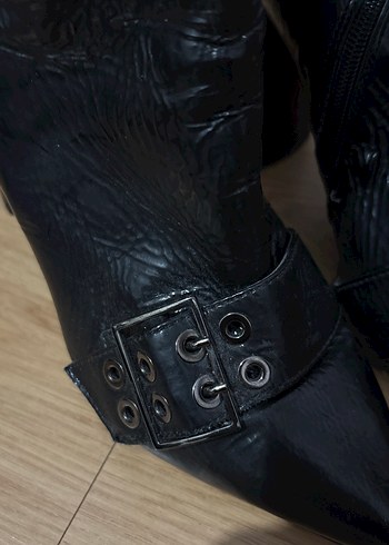 Siyah Deri Yılan Desenli Gotik Tokalı Botlar - Görsel 2