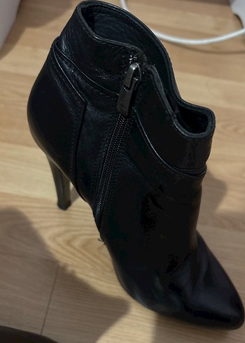 Siyah Deri Topuklu Gotik Bot - Görsel 2