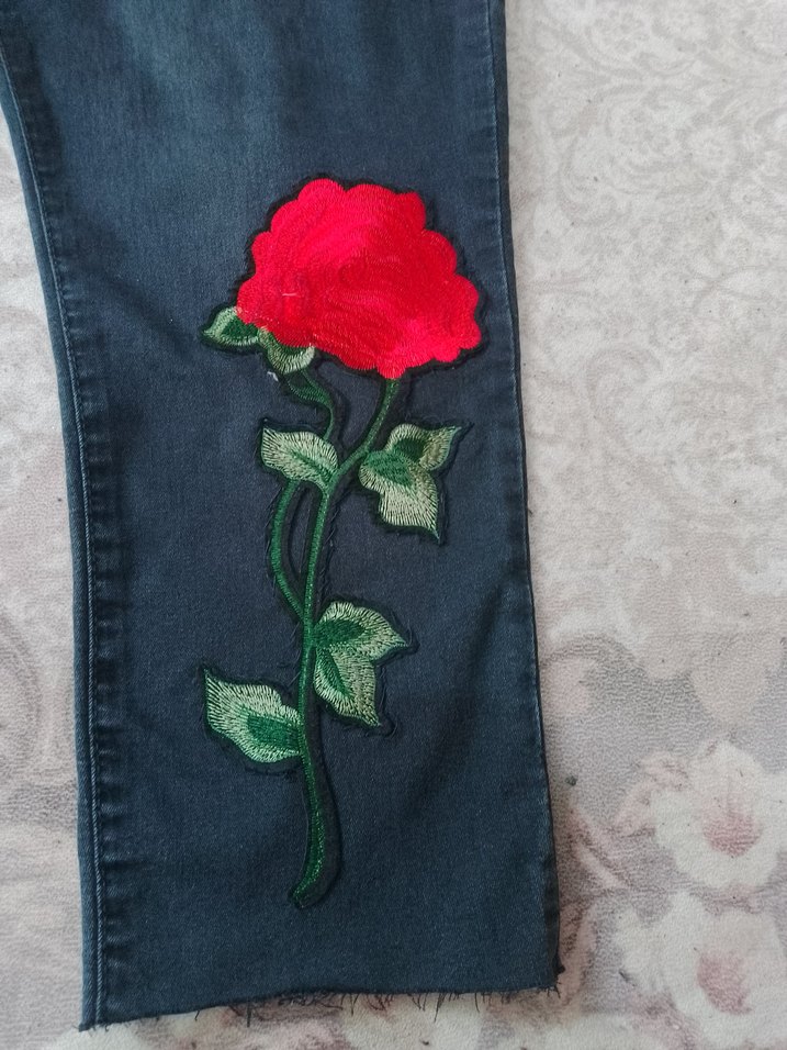 Gül İşlemeli Koyu Gri Kot Pantolon - Görsel 3