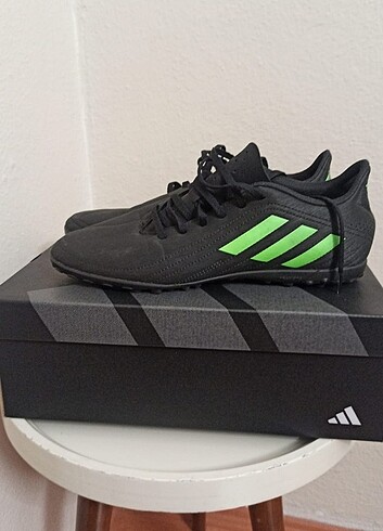 45 Beden Adidas Halı Saha Ayakkabısı(45 numara)