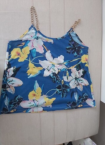 Zincir askılı çiçekli bluz - Görsel 3