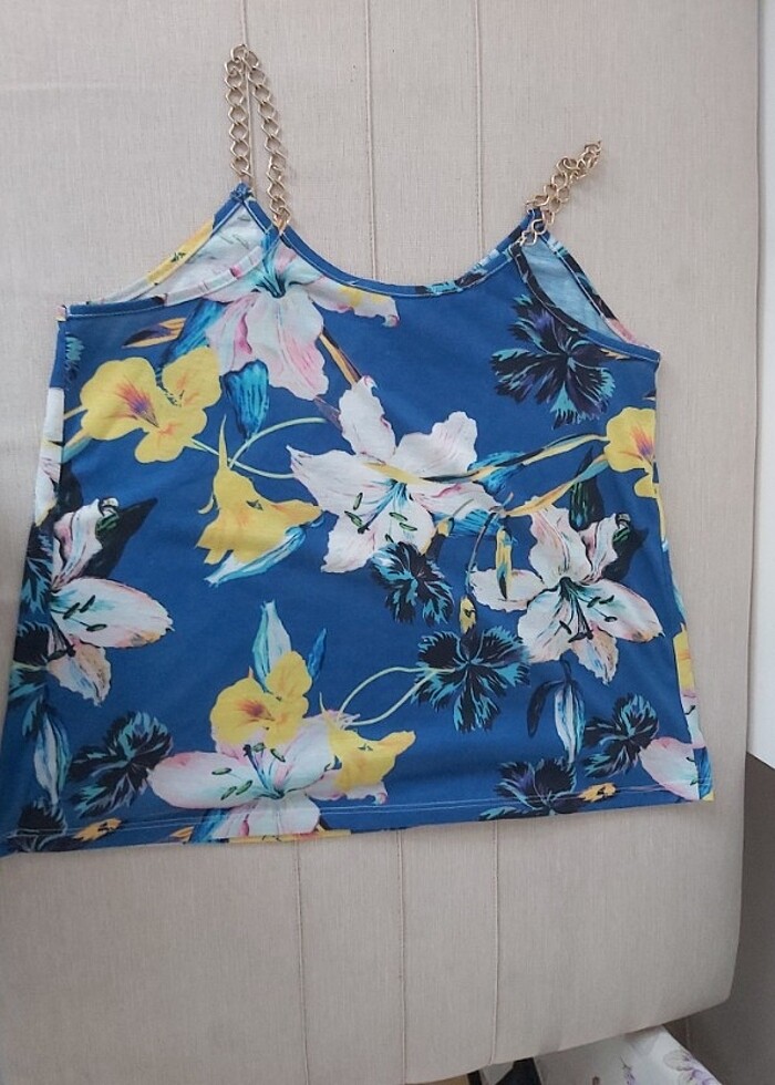 Zincir askılı çiçekli bluz - Görsel 3