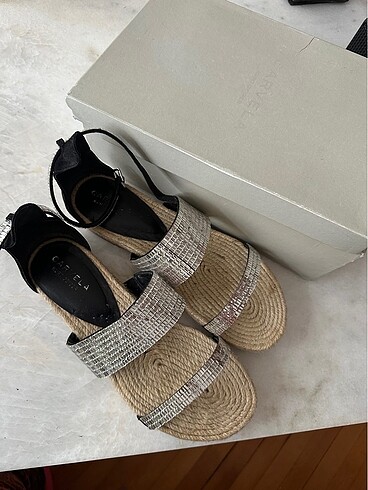Kurt Geiger Taşlı sandalet