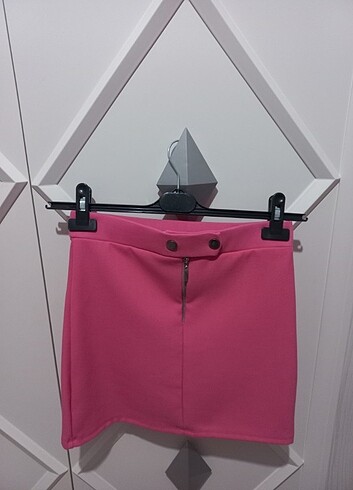 Pembe ve siyah renkli mini etek