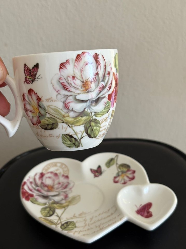 Beyaz Çiçek Desenli Fincan ve Kalp Tabak - Görsel 2